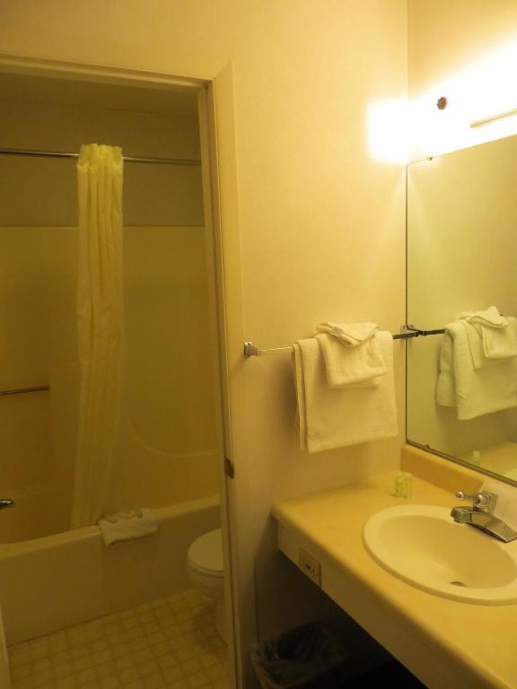 Waterfront Inn Mackinaw City Room photo