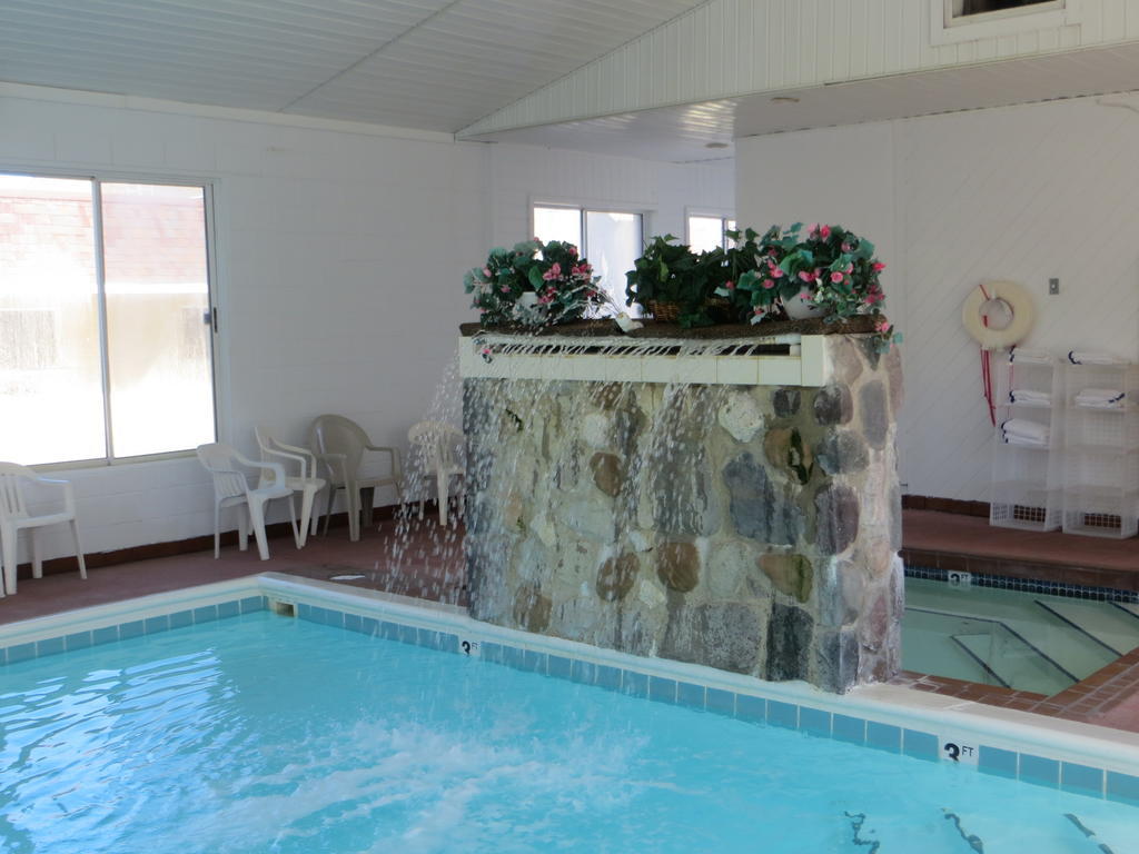 Waterfront Inn Mackinaw City Exterior photo