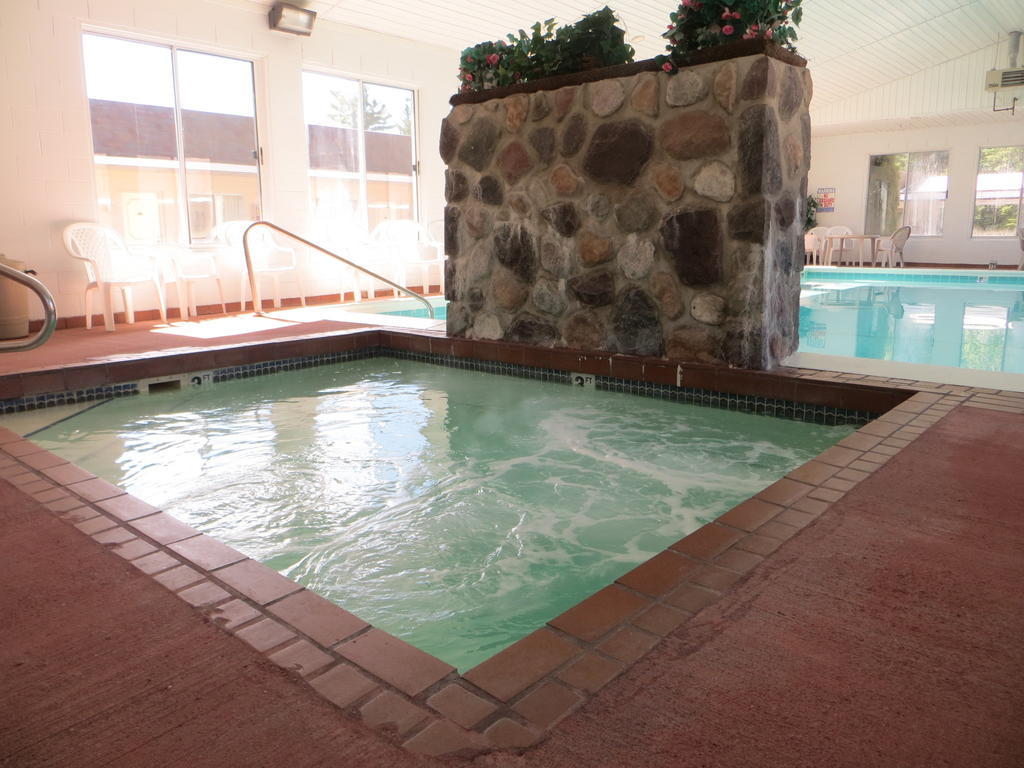 Waterfront Inn Mackinaw City Exterior photo